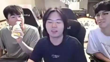 Uzi与Rookie携手亮相LPL赛事评论席，重温S8赛季传奇对决-电竞牛